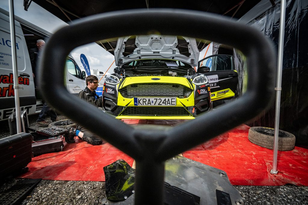 M-Sport Ford Fiesta Rally3 von PSH Motorsport beim Service bei der WRC Rallye Kroatien 2023.